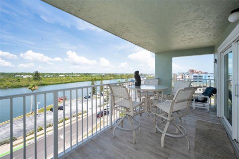 Condo in Indian Shores, Florida, 2 bedrooms № 2222484 - photo 18