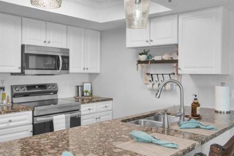 Condo in Indian Shores, Florida, 2 bedrooms № 2222484 - photo 27