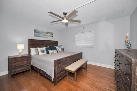 Condo in Indian Shores, Florida, 2 bedrooms № 2222484 - photo 30