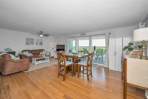 Condo in Indian Shores, Florida, 2 bedrooms № 2222484 - photo 22