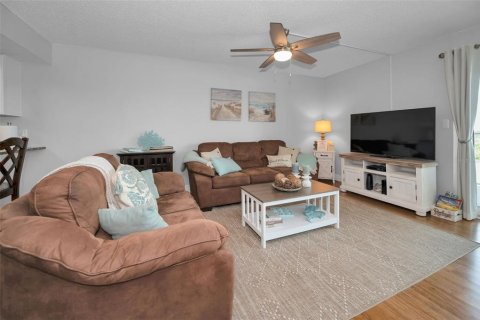 Condo in Indian Shores, Florida, 2 bedrooms № 2222484 - photo 11