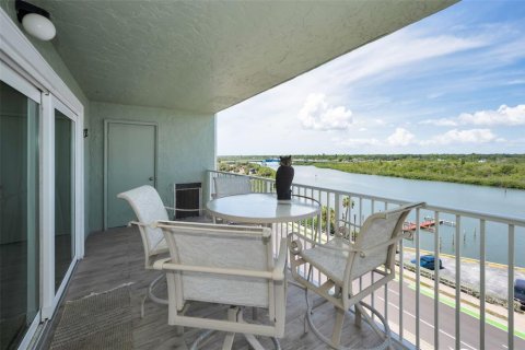 Condo in Indian Shores, Florida, 2 bedrooms № 2222484 - photo 19
