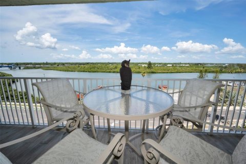 Condo in Indian Shores, Florida, 2 bedrooms № 2222484 - photo 2