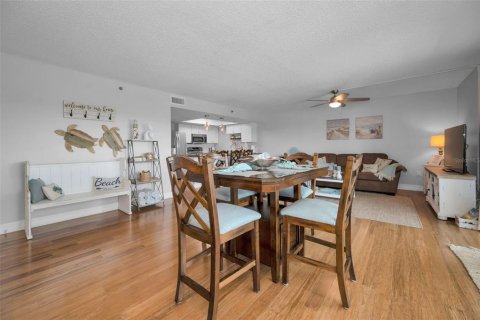 Condo in Indian Shores, Florida, 2 bedrooms № 2222484 - photo 25