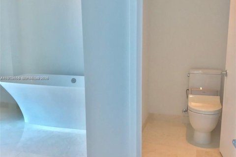 Condo in North Miami Beach, Florida, 2 bedrooms  № 2044486 - photo 13