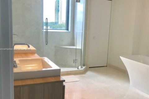 Condo in North Miami Beach, Florida, 2 bedrooms  № 2044486 - photo 11