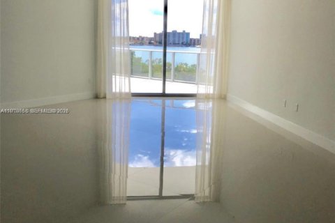 Condo in North Miami Beach, Florida, 2 bedrooms  № 2044486 - photo 2