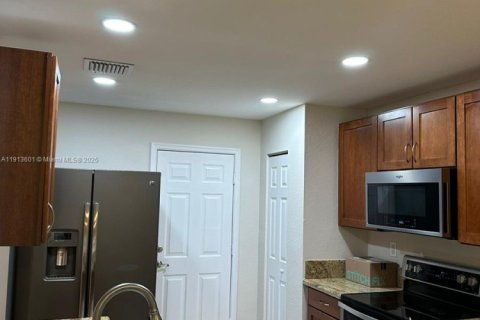 Casa en alquiler en Tamarac, Florida, 2 dormitorios, 107.3 m2 № 1968965 - foto 3