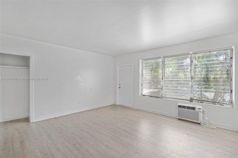 Propiedad comercial en venta en Miami Beach, Florida, 411.46 m2 № 1889274 - foto 7