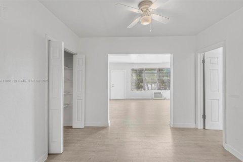 Propiedad comercial en venta en Miami Beach, Florida, 411.46 m2 № 1889274 - foto 9
