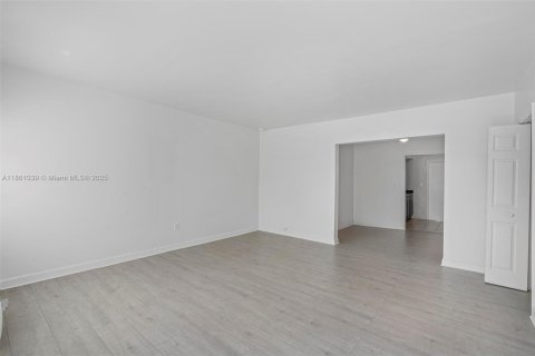 Propiedad comercial en venta en Miami Beach, Florida, 411.46 m2 № 1889274 - foto 6