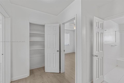 Propiedad comercial en venta en Miami Beach, Florida, 411.46 m2 № 1889274 - foto 12