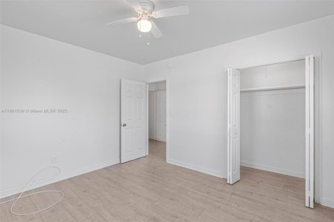 Propiedad comercial en venta en Miami Beach, Florida, 411.46 m2 № 1889274 - foto 16