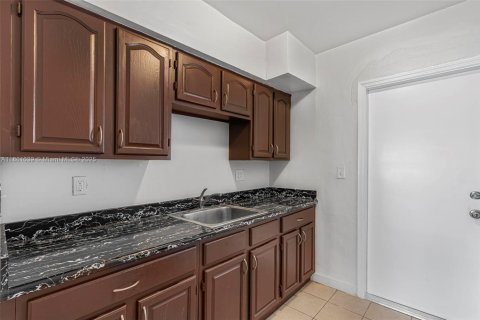 Propiedad comercial en venta en Miami Beach, Florida, 411.46 m2 № 1889274 - foto 10