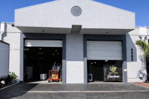 Купить коммерческую недвижимость в Майами, Флорида № 2033628 - фото 12