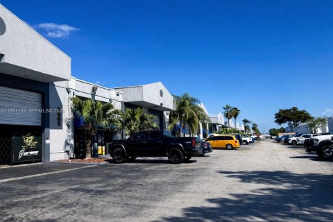 Купить коммерческую недвижимость в Майами, Флорида № 2033628 - фото 13