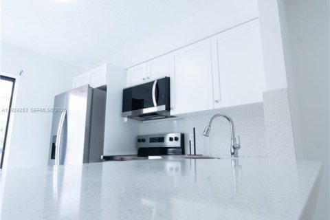 Снять в аренду кондоминиум в Хайалиа, Флорида 2 спальни, 75.44м2, № 2082885 - фото 3