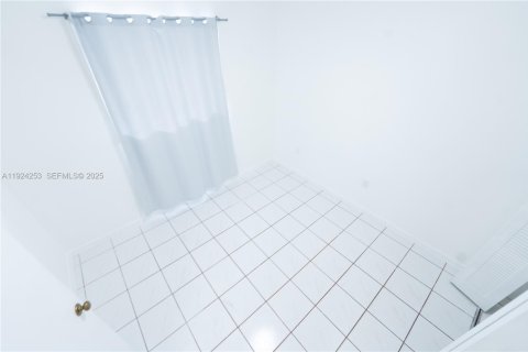 Снять в аренду кондоминиум в Хайалиа, Флорида 2 спальни, 75.44м2, № 2082885 - фото 9