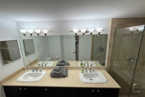 Condo in Coral Gables, Florida, 2 bedrooms  № 1969861 - photo 23