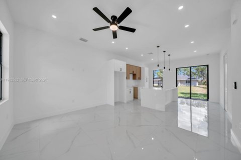 Casa en venta en Lehigh Acres, Florida, 3 dormitorios, 98.2 m2 № 2080392 - foto 4