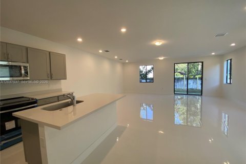 Townhouse in Miami, Florida 4 bedrooms, 214.88 sq.m. № 2087319 - photo 3