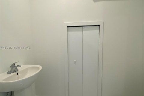 Townhouse in Miami, Florida 4 bedrooms, 214.88 sq.m. № 2087319 - photo 10