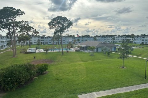 Condo in Saint Petersburg, Florida, 1 bedroom  № 2148998 - photo 11