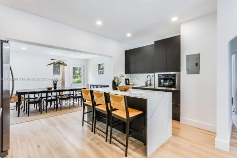 Villa ou maison à louer à Miami, Floride: 7 chambres, 135.27 m2 № 1867623 - photo 18