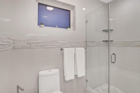 Casa en venta en Surfside, Florida, 5 dormitorios, 214.88 m2 № 2053766 - foto 19