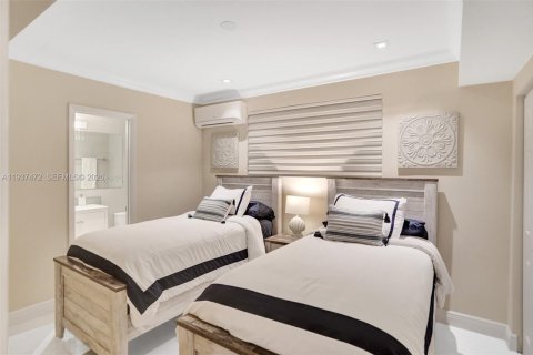 Casa en venta en Surfside, Florida, 5 dormitorios, 214.88 m2 № 2053766 - foto 14