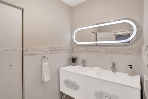 Casa en venta en Surfside, Florida, 5 dormitorios, 214.88 m2 № 2053766 - foto 18