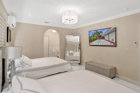 Casa en venta en Surfside, Florida, 5 dormitorios, 214.88 m2 № 2053766 - foto 17