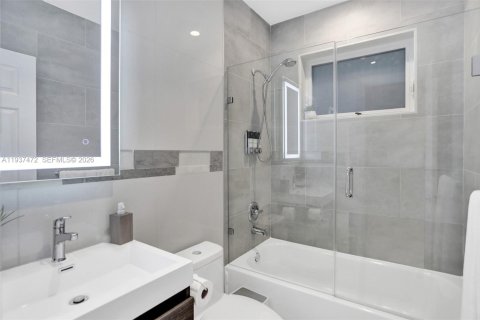 Casa en venta en Surfside, Florida, 5 dormitorios, 214.88 m2 № 2053766 - foto 22