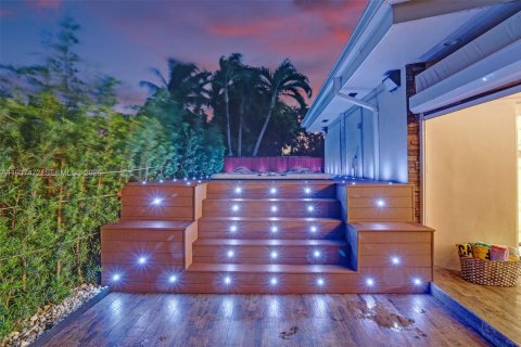 Casa en venta en Surfside, Florida, 5 dormitorios, 214.88 m2 № 2053766 - foto 4