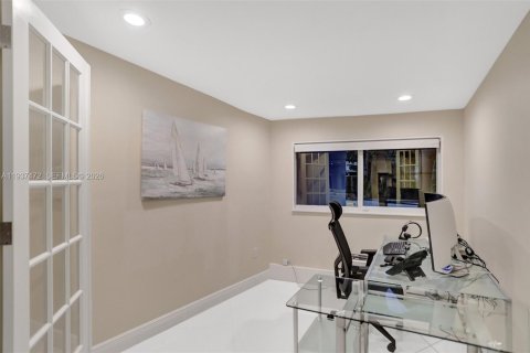 Casa en venta en Surfside, Florida, 5 dormitorios, 214.88 m2 № 2053766 - foto 20