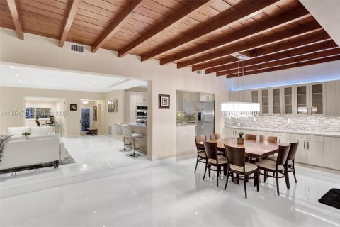 Casa en venta en Surfside, Florida, 5 dormitorios, 214.88 m2 № 2053766 - foto 10