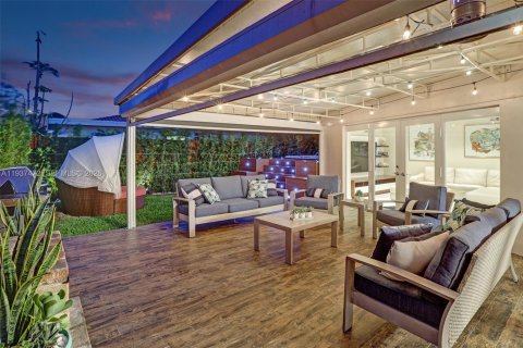 Casa en venta en Surfside, Florida, 5 dormitorios, 214.88 m2 № 2053766 - foto 2