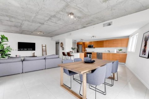 Condo in Miami, Florida, 2 bedrooms  № 1941686 - photo 5