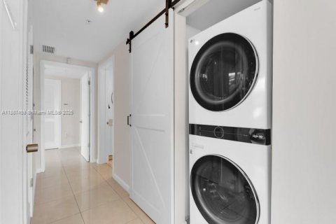Condo in Miami, Florida, 2 bedrooms  № 1941686 - photo 17