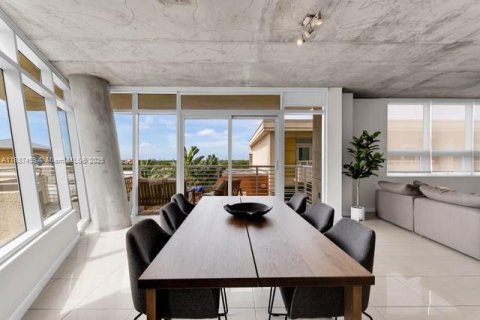 Condo in Miami, Florida, 2 bedrooms  № 1941686 - photo 7