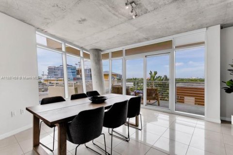 Condo in Miami, Florida, 2 bedrooms  № 1941686 - photo 6