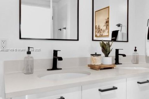 Condo in Miami, Florida, 2 bedrooms  № 1941686 - photo 24