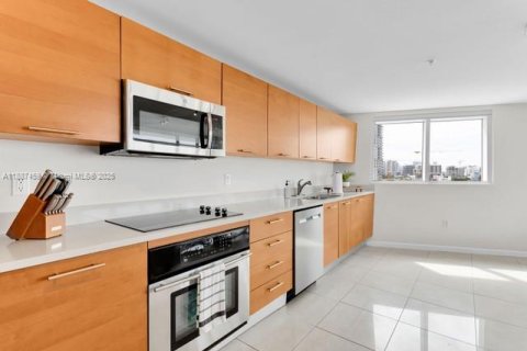 Condo in Miami, Florida, 2 bedrooms  № 1941686 - photo 12