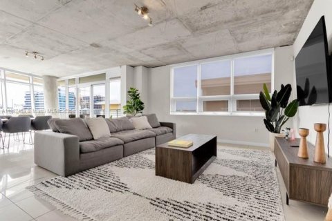 Condo in Miami, Florida, 2 bedrooms  № 1941686 - photo 2