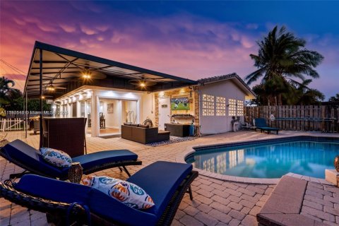 House in Lighthouse Point, Florida 3 bedrooms, 149.57 sq.m. № 1698062 - photo 1
