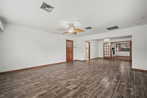 House in Winter Haven, Florida 4 bedrooms, 205.5 sq.m. № 1901099 - photo 5