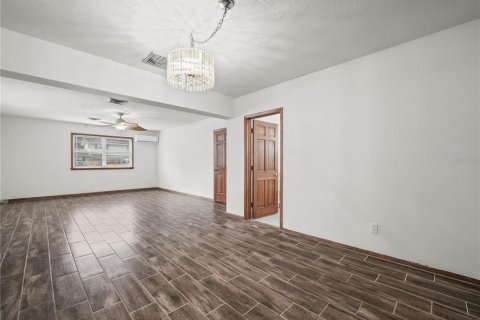 House in Winter Haven, Florida 4 bedrooms, 205.5 sq.m. № 1901099 - photo 4