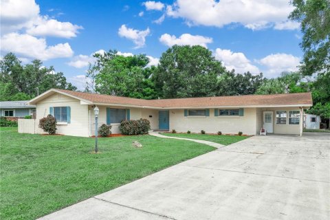 House in Winter Haven, Florida 4 bedrooms, 205.5 sq.m. № 1901099 - photo 1