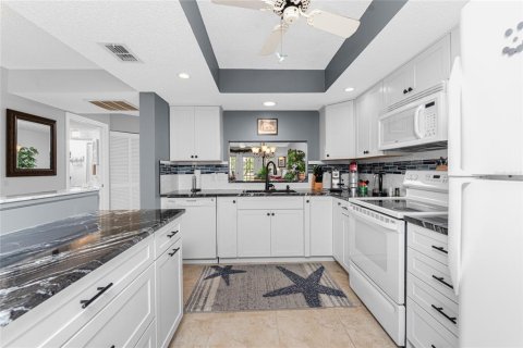 Condo in Englewood, Florida, 2 bedrooms  № 2216905 - photo 11