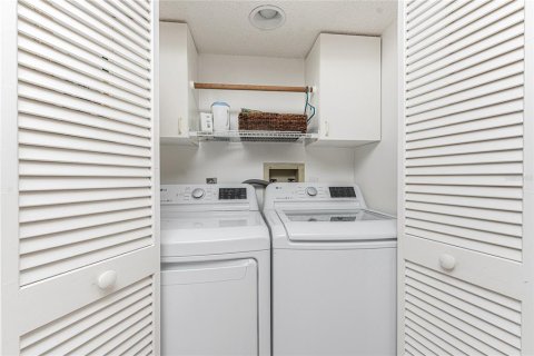 Condo in Englewood, Florida, 2 bedrooms  № 2216905 - photo 14